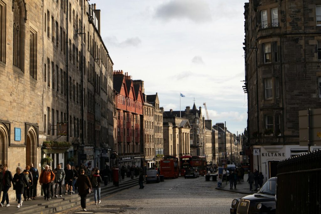 Foule sur le Royal Mile dans la vieille ville d'Édimbourg par une journée animée