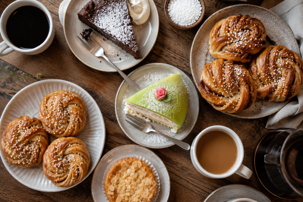 Assortiment de pâtisseries suédoises de fika : brioches, kladdkaka et prinsesstårta