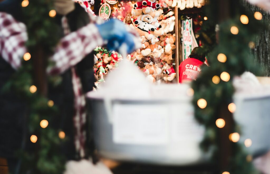 Cadeaux et décorations de Noël en vente sur un stand du marché d'Édimbourg