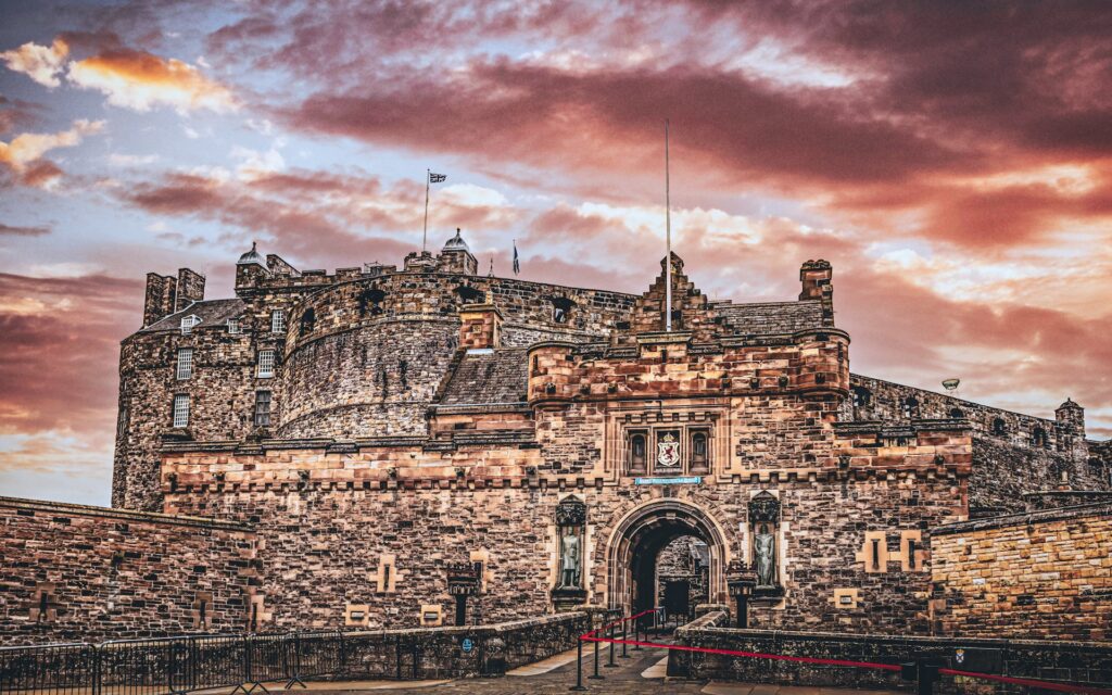 Puerta del castillo de Edimburgo al atardecer, final de la Royal Mile