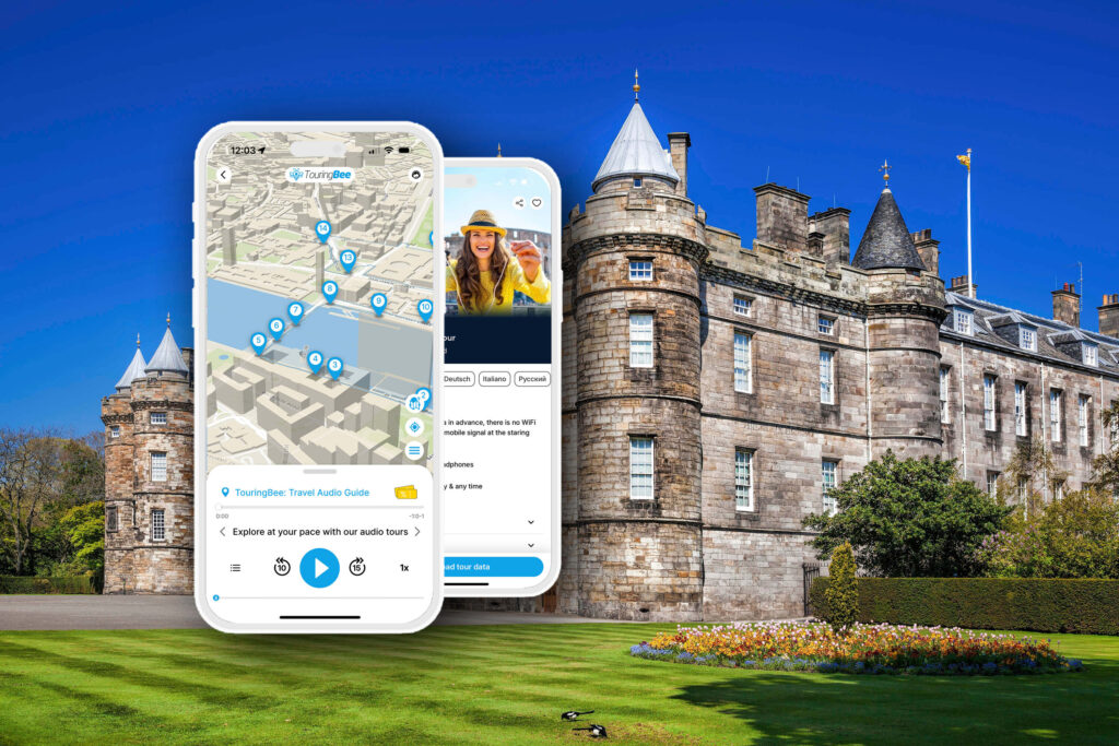 Audioguide TouringBee ouvert sur un téléphone devant le palais de Holyroodhouse, Édimbourg