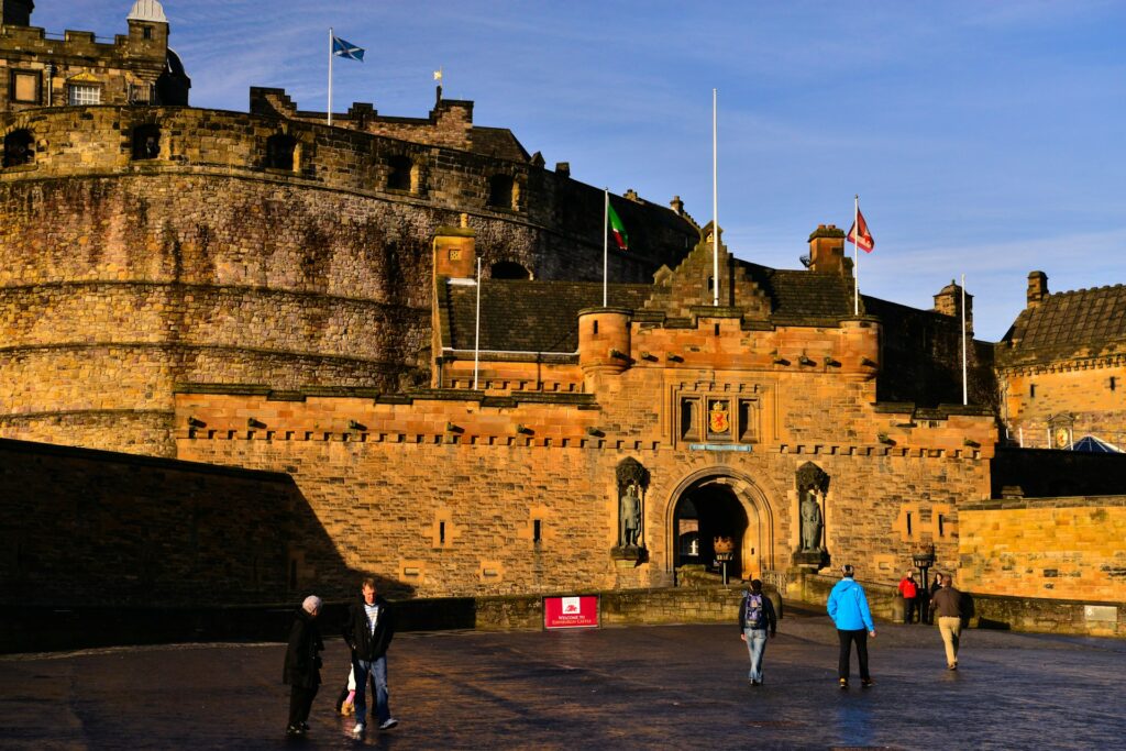 Visiteurs devant la porte d'entrée du château d'Édimbourg
