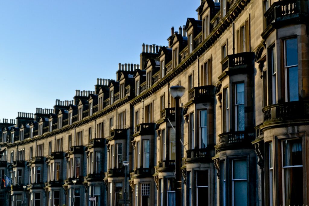 Façades géorgiennes et large rue de la New Town d'Édimbourg