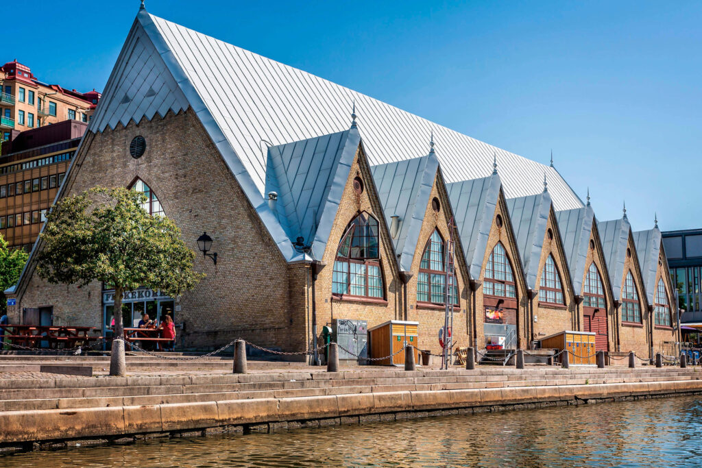 Die Feskekörka, die kirchenförmige Fischmarkthalle aus dem 19. Jahrhundert am Wasser in Göteborg