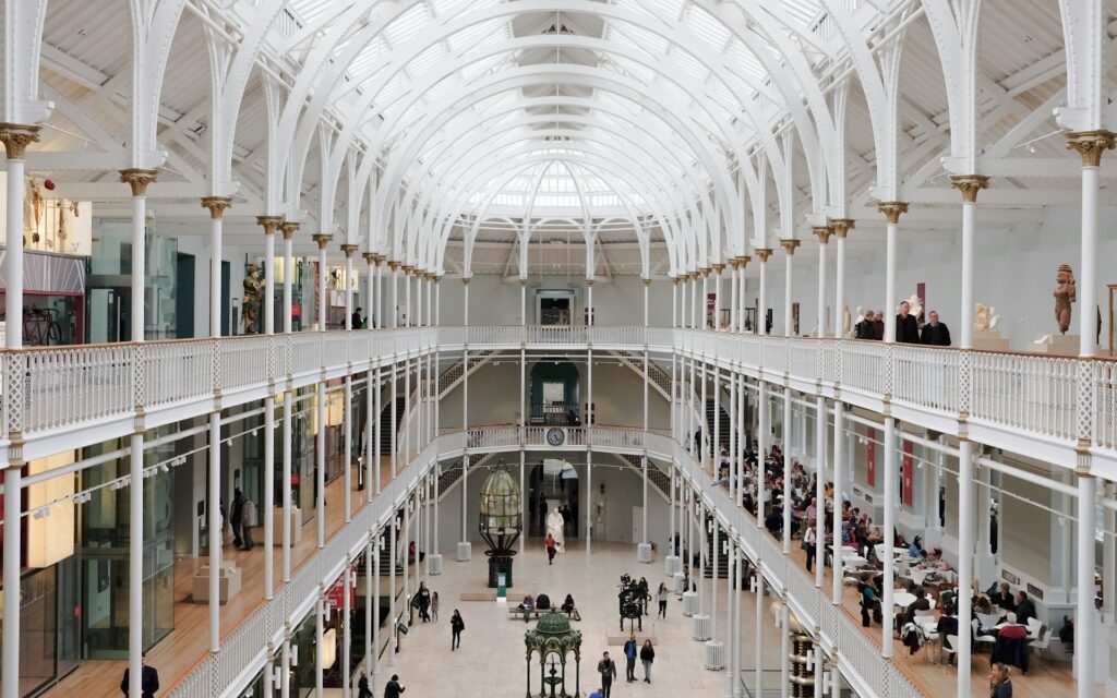 La lumineuse Grand Gallery du National Museum of Scotland à Édimbourg, un point d'ancrage gratuit pour la matinée