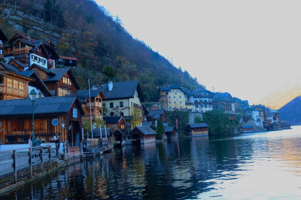 Häuser am Seeufer von Hallstatt am steilen Hang
