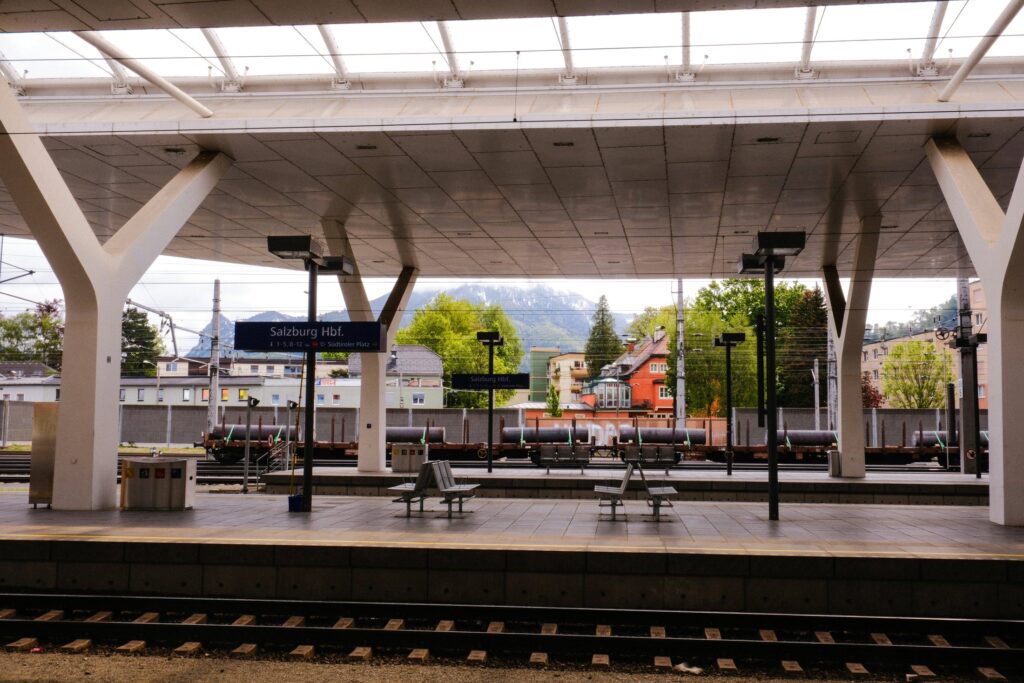 Bahnhof Hallstatt mit einem Regionalzug