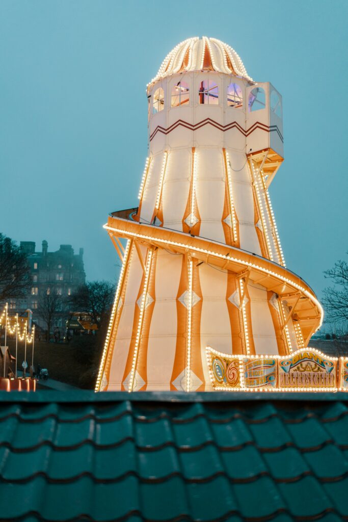 Un toboggan hélicoïdal illuminé au marché de Noël d'Édimbourg