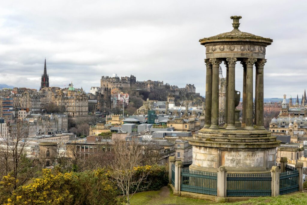 Vue panoramique sur les toits et les clochers de la vieille ville d'Édimbourg depuis Calton Hill
