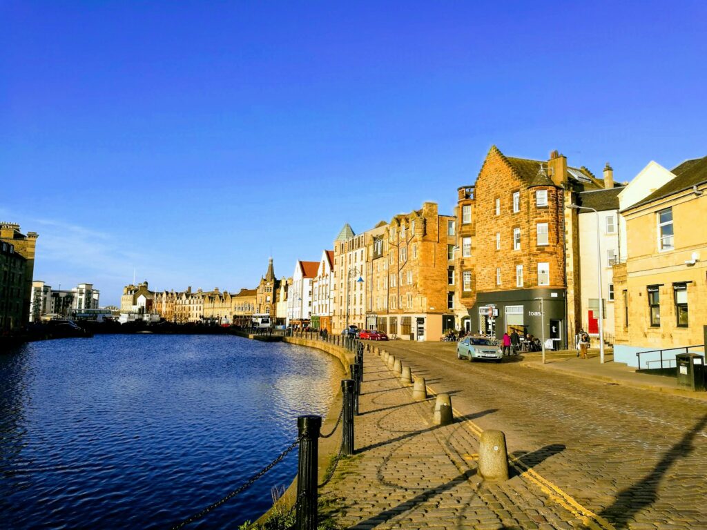 The Shore à Leith, Édimbourg, avec ses restaurants le long de la Water of Leith