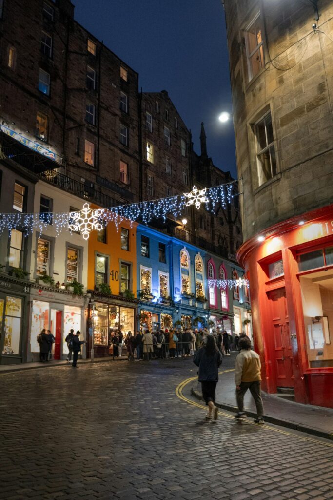 Victoria Street décorée pour Noël dans la vieille ville d'Édimbourg