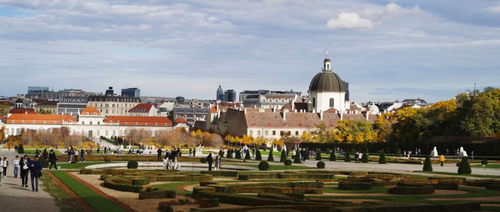 Le jardin baroque entre le Belvédère supérieur et le Belvédère inférieur à Vienne, avec ses haies taillées et ses bassins