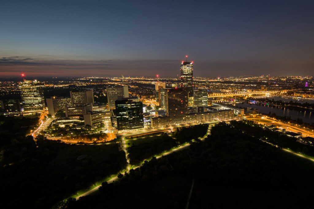 Las luces de Viena de noche vistas desde la plataforma de la Torre del Danubio
