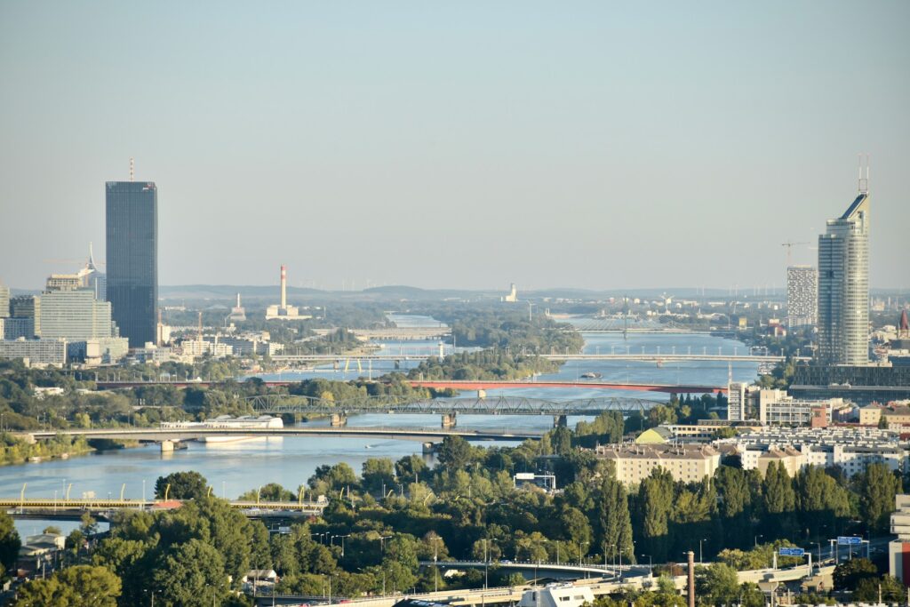 El Danubio y las torres de Donau City vistos desde las colinas de Viena en un día despejado