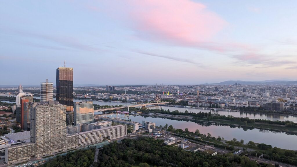 Los puentes del Danubio y Donau City en Viena vistos desde el aire