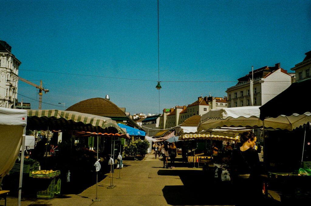 Stände und Markisen am Wiener Naschmarkt an einem warmen Tag