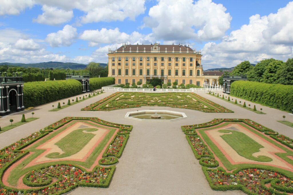 Das Parterre des Kronprinzengartens von Schloss Schönbrunn in Wien in voller Blüte
