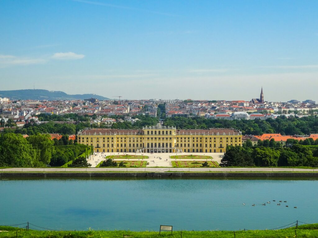 El palacio de Schönbrunn y el perfil de Viena vistos desde la colina de la Gloriette