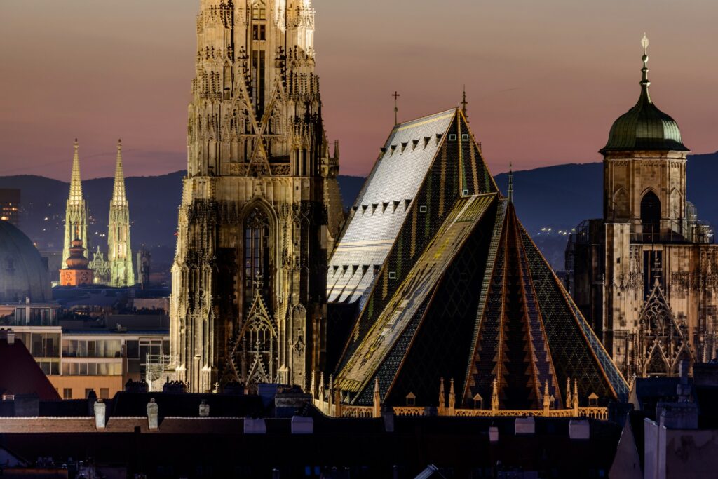 La cathédrale Saint-Étienne et la Haas-Haus sur la Stephansplatz au coucher du soleil