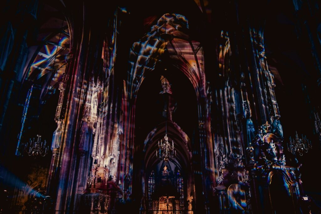 La nef gothique de la cathédrale Saint-Étienne à Vienne éclairée par une projection lumineuse colorée