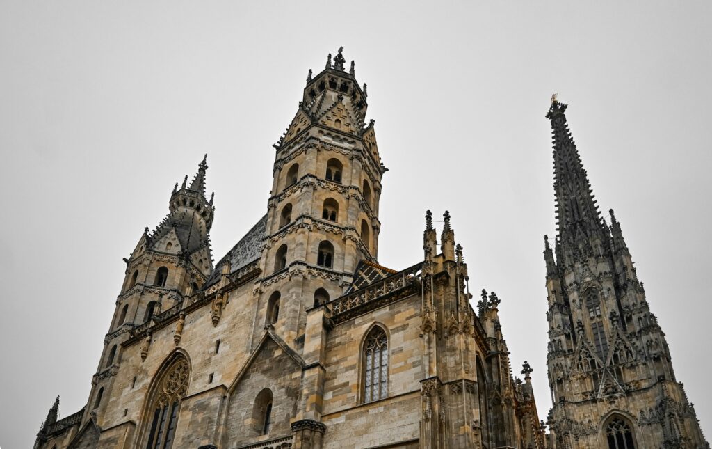 La tour nord et la flèche de la cathédrale Saint-Étienne vues d'en bas