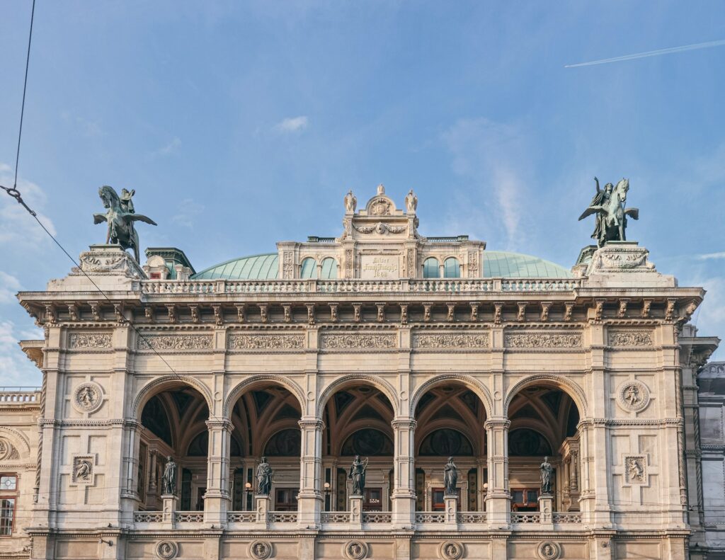 La façade principale et les arcades de l'Opéra national de Vienne en plein jour