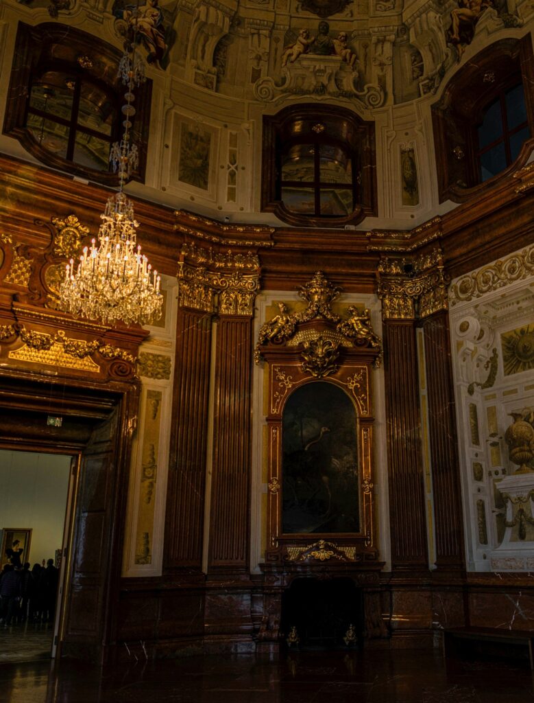 Intérieur du Belvédère supérieur à Vienne, avec un lustre et un plafond décoré