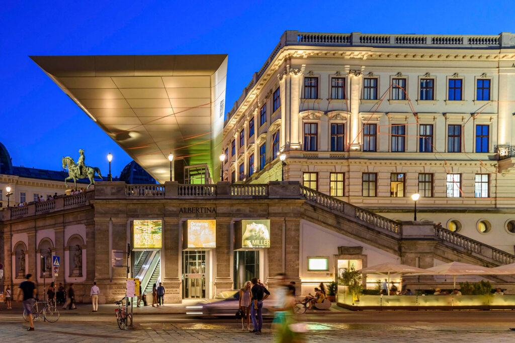 La entrada iluminada de la Albertina Modern de Viena de noche