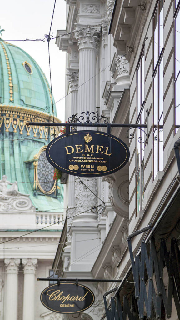 La fachada del Café Demel, uno de los cafés históricos de Viena