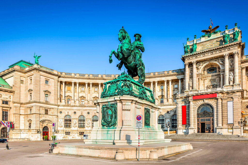 Estatua ecuestre en el patio del palacio imperial de la Hofburg en Viena