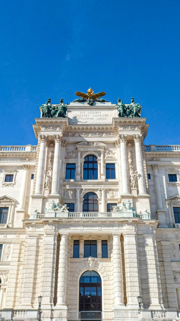 Fasada cesarskiego pałacu Hofburg w Wiedniu