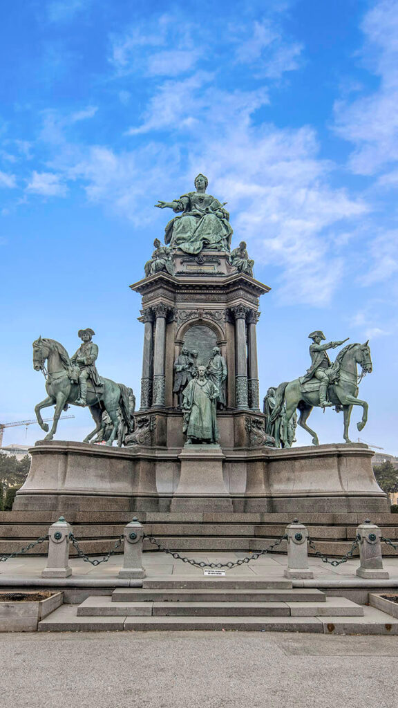 La plaza María Teresa de Viena, enmarcada por los dos edificios de museo