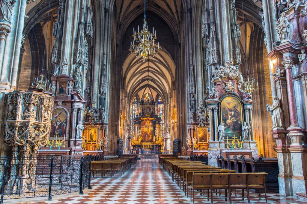 Vista amplia de la nave de la catedral de San Esteban de Viena