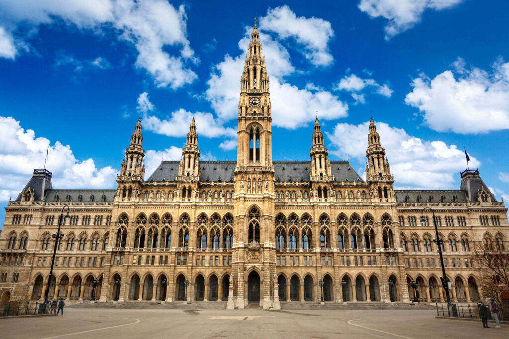 El Ayuntamiento neogótico de Viena, el Rathaus, visto desde su plaza
